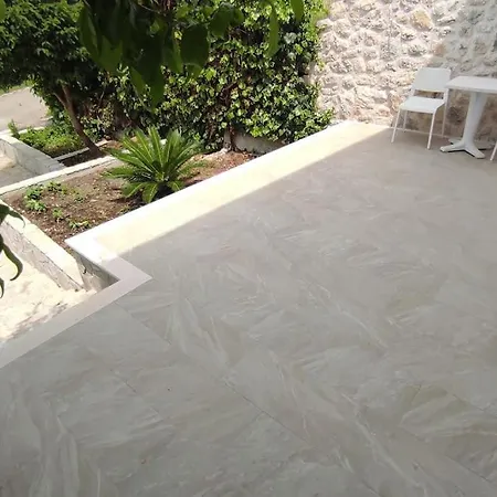 Bungevilia アパート Gruda